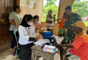 Satgas Yonif 642/Kps Bersama Puskesmas Tahota Gelar Posyandu Keliling