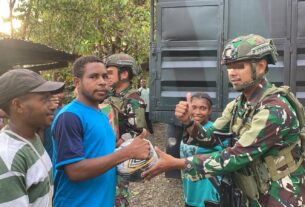 Warga Sokamu Sambut Gembira Komsos Satgas Marinir Habema