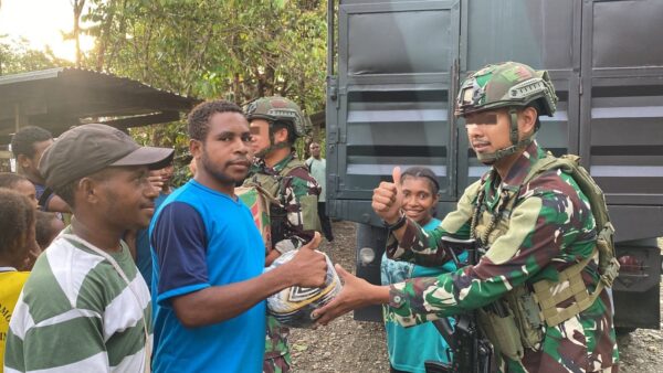 Warga Sokamu Sambut Gembira Komsos Satgas Marinir Habema