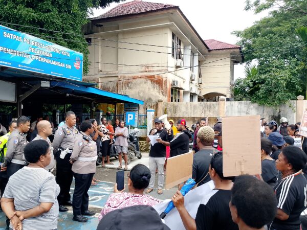 KELUARGA KORBAN JACK GABRIEL JUMAME DATANGI MAPOLRESTA MENUNTUT KEADILAN 