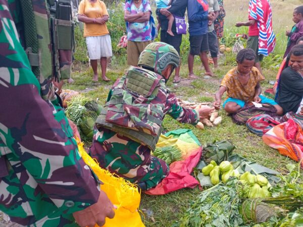 Dorong Pertumbuhan Ekonomi Petani Papua, Satgas Yonif 641/Bru Borong Hasil Tani di Pasar Apalapsili