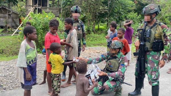 Anak-Anak Massi Sambut Gembira Komsos Marinir Habema