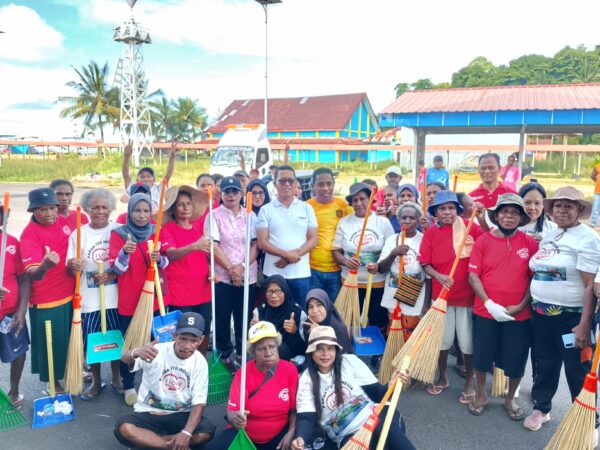 Warga Pelabuhan Rakyat Kota Sorong Lakukan Kegiatan Positif Membantu Pemerintah