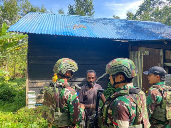 Tali Asih TNI di Papua, Satgas Yonif 641/Bru Bagikan Sembako Kepada Warga Distrik Kelila