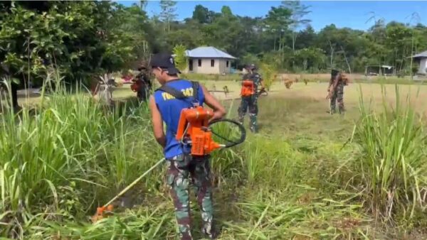 Satgas Yonif 642/Kps Laksanakan Karya Bakti Bersama Masyarakat