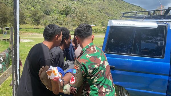 Responsif, Tanggap, dan Gerak Cepat : Satgas Yonif 641/Bru Bantu Evakuasi Warga Bolakme Yang Terluka Parah