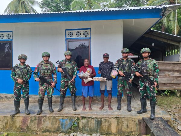 Satgas Yonif 642/Kps Bagikan Sembako ke Rumah-Rumah Warga