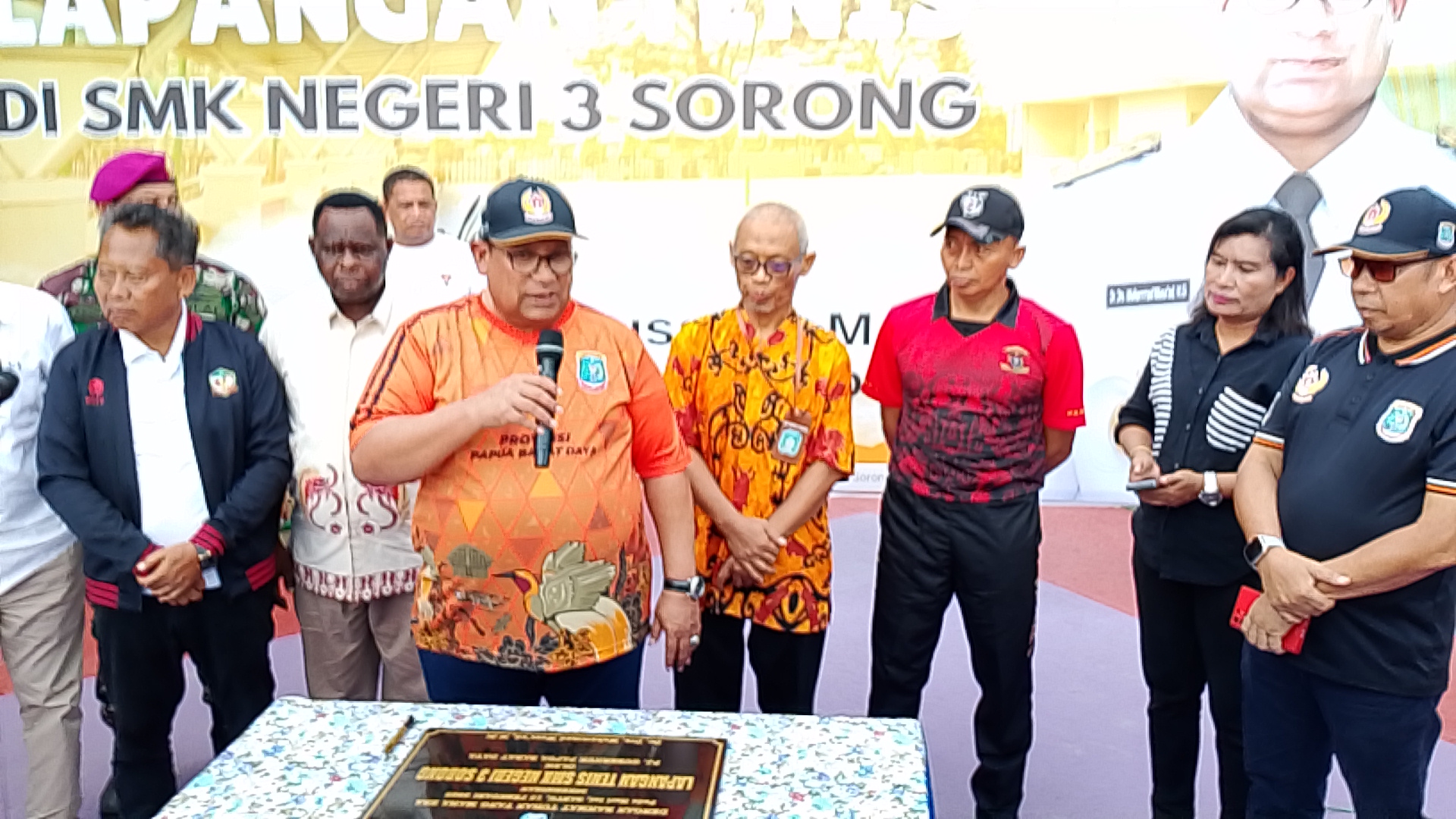 Pj.Gubernur PBD Resmikan Lapangan Tenis SMK 3 Sorong