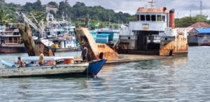 Nampak Kapal LCT Sorsel Indah saat masih berlabuh di kolam bandar perikanan kota Sorong 