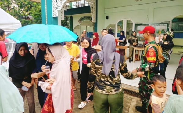 Sub Kogartap 0606/Bogor bersama PPM Bogor bagikan Nasi bungkus dan pakaian layak pakai di Lokasi Banjir Gunung Putri