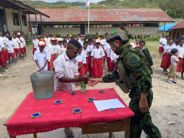 Perayaan Hardiknas Satgas TNI Bawa Edukasi Hidup Sehat ke Sinak untuk Generasi Papua