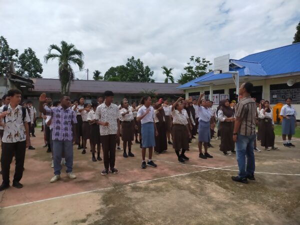 Satgas Mandala V Kopassus Beri Materi Wawasan Kebangsaan Kepada Ratusan Pelajar di Sorong
