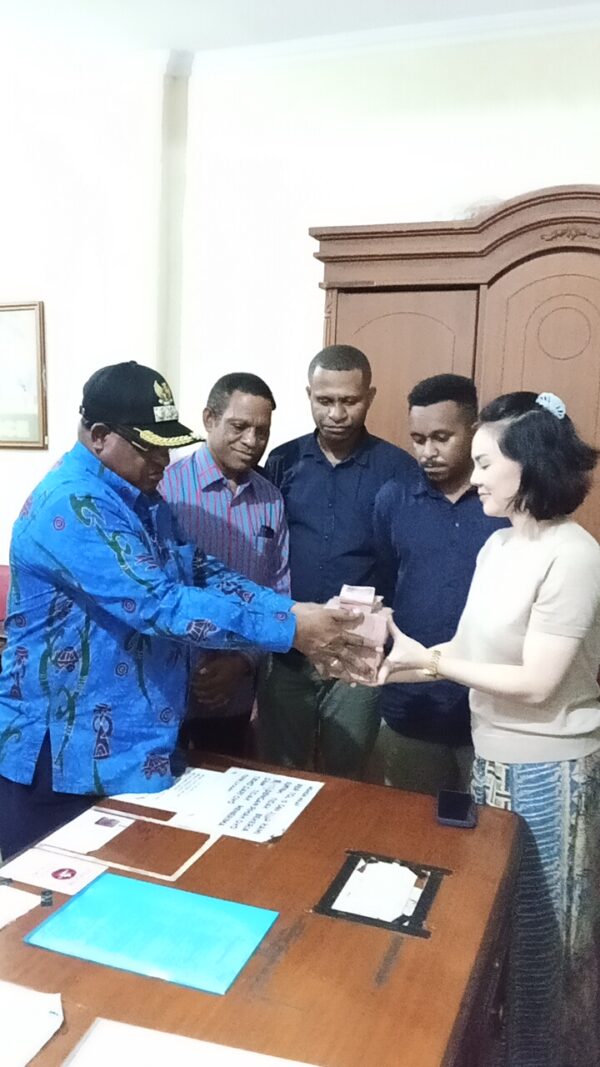 Bupati Maybrat Serahkan Bantuan Sewa Pondokan Bagi Mahasiswa di Kota Studi Yogyakarta