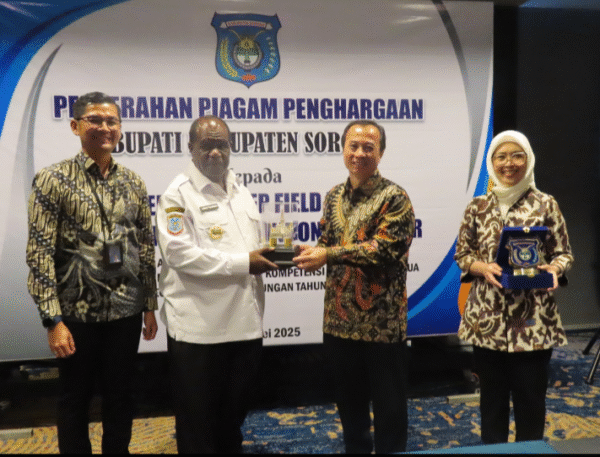Dinilai Kembangkan SDM Kompetensi Pekerja Asli Papua, Bupati Sorong Berikan Penghargaan kepada Pertamina EP Field