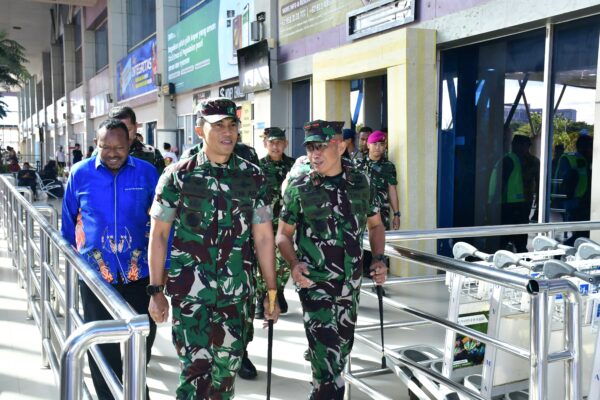 Komandan Pasmar 3 Sambut Kedatangan Pangkogabwilhan III di Bandar Udara DEO