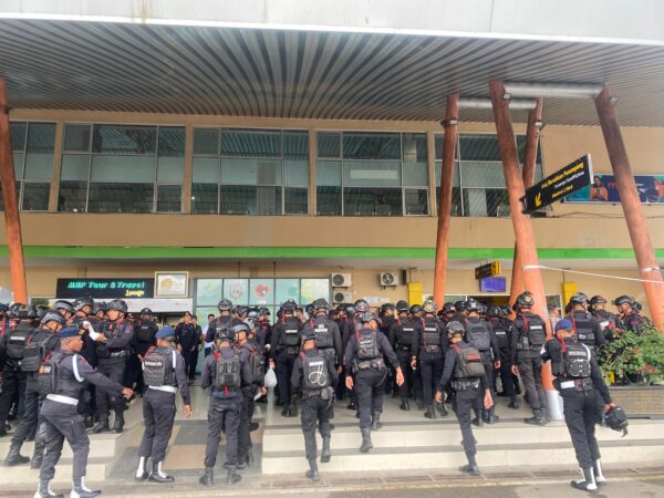 100 Personel Brimob Polda Papua Barat Diberangkatkan ke Sorong Amankan Aksi Unjuk Rasa