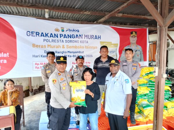 Polsek Sorong Barat Gelar Gerakan Pangan Murah, 5 Ton Beras Ludes Diserbu Warga
