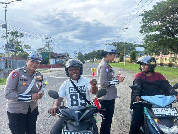 Polwan Ditlantas Polda Papua Barat Gelar Kegiatan Simpatik, Bagikan Bingkisan kepada Pengguna Jalan
