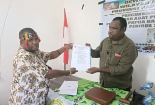 Ketua DAP Kukuhkan Roymundus Nauw  Sebagai Ketua KAPP Papua Barat Daya