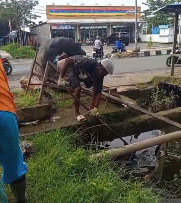 Parit-Parit Kota Sorong Dibersihkan, PT. BMI Tegaskan Aturan Jam Buang Sampah