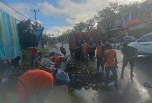 Pasukan Orange Fokus Bersihkan Selokan di Jalan Sungai Maruni Kota Sorong
