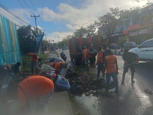 Pasukan Orange Fokus Bersihkan Selokan di Jalan Sungai Maruni Kota Sorong
