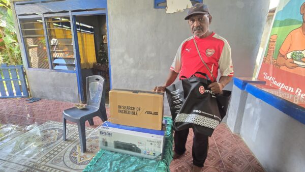 Pemerintah Pusat Serahkan Bantuan Laptop dan Printer kepada Dewan Adat Suku Maya Klanafat Raja Ampat