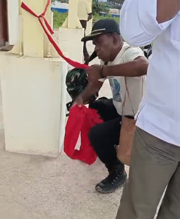 Tokoh Adat Moi Maya Ikat Kain Adat di Kantor GAKKUM Sebagai Bentuk Kekecewaan