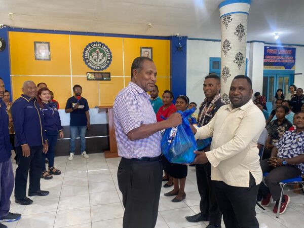 HUT NasDem ke-14, DPW NasDem Papua Barat Salurkan 100 Paket Sembako ke STT Erikson Tritt Manokwari