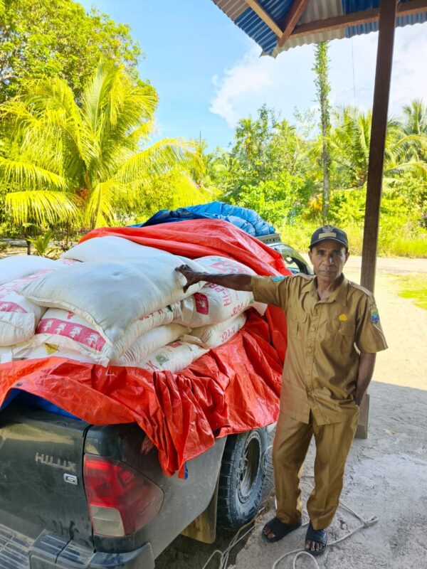 Dukung Ekonomi Peternak, Bantuan Pakan Ternak Disalurkan untuk Yusak Rumabar di Kampung Sauram