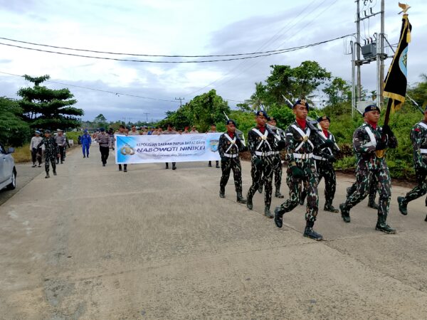 Pemindahan Pataka “Nabowoti Ninikei”, Kapolda PBD Pimpin Tradisi Jalan Kaki dari Aimas ke Kantor Baru Polda Papua Barat Daya