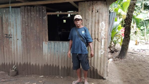 Kepala Kampung Suyam Willem Mambrasar Terima Bantuan Renovasi Dapur Rumah dari Presiden Prabowo