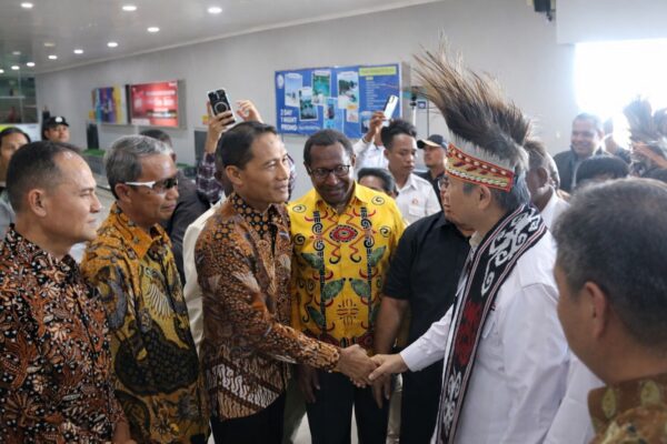 Kapolda Papua Barat Daya dan Forkopimda Jemput Hashim Djojohadikusumo di Sorong