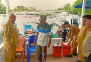 Pemkab Biak Numfor Serahkan Bantuan Longboat untuk Pokdarwis Yensama