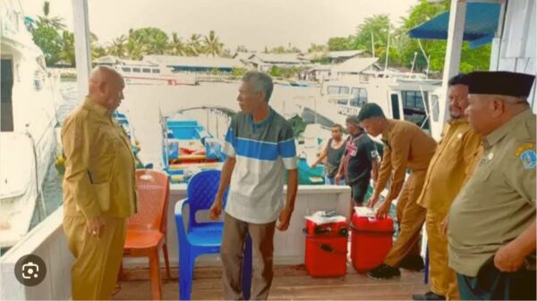 Pemkab Biak Numfor Serahkan Bantuan Longboat untuk Pokdarwis Yensama