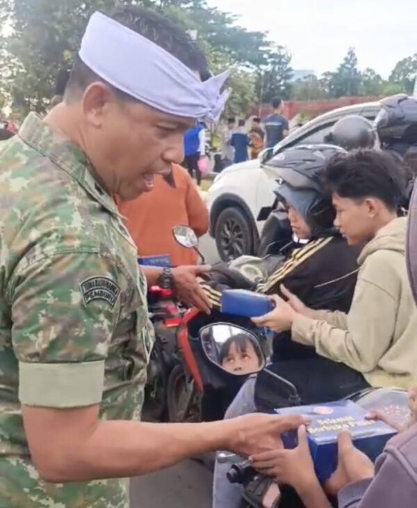 Jajaran Kogartap II/Bdg Berbagi Takjil untuk Pengguna Jalan di Bogor