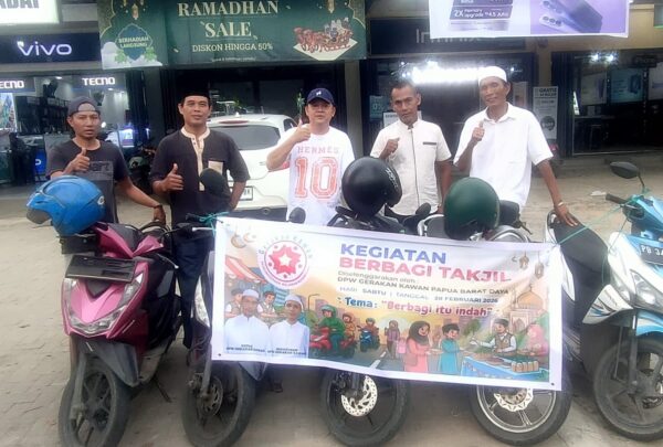Gerakan Kawan Papua Barat Daya Bagikan Takjil di Lampu Merah KM 8 Sorong