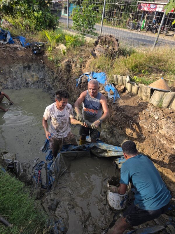 Wakapolda Papua Barat Daya Bagikan Ribuan Ikan Segar kepada Warga Jelang Berbuka Puasa