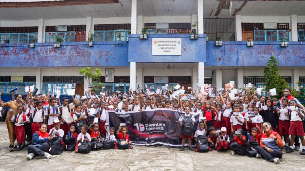 Satu Tahun Danantara, Pertamina Patra Niaga Bagikan 2.000 Paket Sekolah untuk Anak Papua