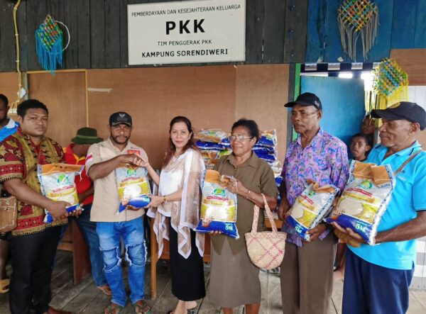 Anggota DPD RI Lalita Distribusikan Beras Bulog ke Tiga Kampung di Kabupaten Supiori