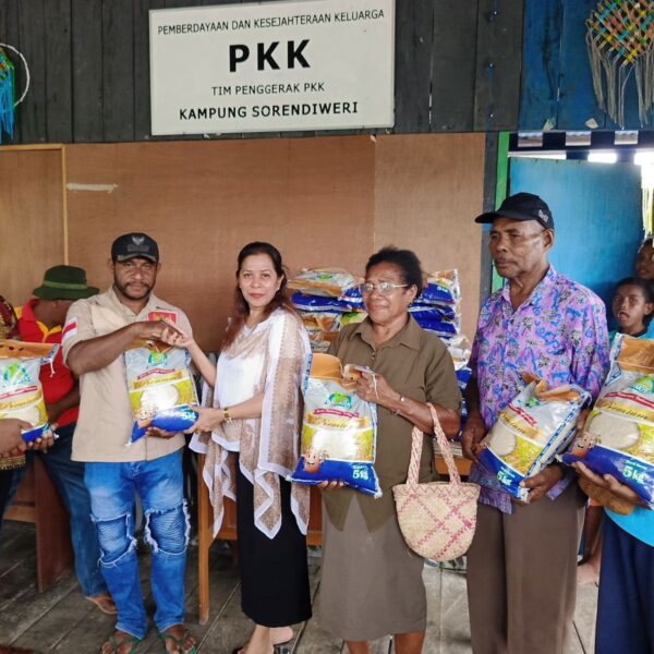 Anggota DPD RI Lalita Distribusikan Beras Bulog ke Tiga Kampung di Kabupaten Supiori