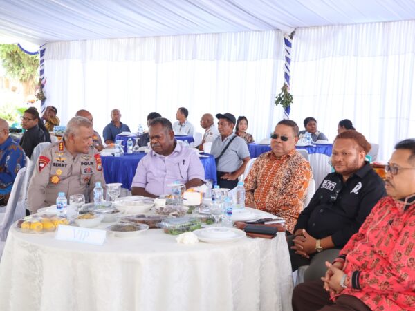 Aksi Makan Sumbang di Gereja Maranatha Sorong Pererat Kebersamaan dan Dukung Pembangunan Rumah Ibadah