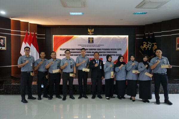 Kakanwil Kemenkum Papua Barat Ambil Sumpah PNS dan Lantik Pejabat Fungsional, Tegaskan Komitmen Integritas ASN