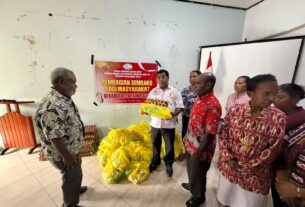 DPC Barisan Merah Putih Kabupaten Tambrauw Salurkan Bantuan Sembako kepada Masyarakat di Sausapor