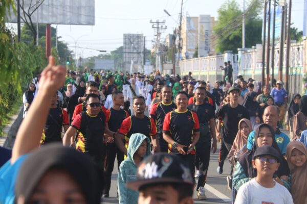 Personel Polda Papua Barat Daya Hadiri Jalan Santai Peringati Tahun Baru Islam 1 Muharram 1448 H di Kota Sorong Menulis
