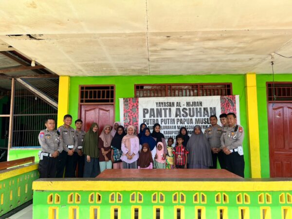 Polda Papua Barat Daya Salurkan Bantuan Sembako ke Panti Asuhan dan Warga Kokoda Sambut HUT Bhayangkara ke-80