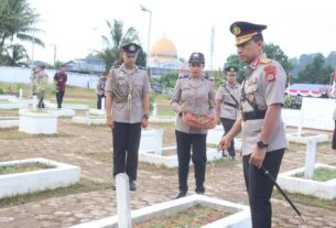 Kapolda Gatot Haribowo Pimpin Upacara Ziarah Rombongan di TMP Sorong Sambut Hari Bhayangkara ke-80