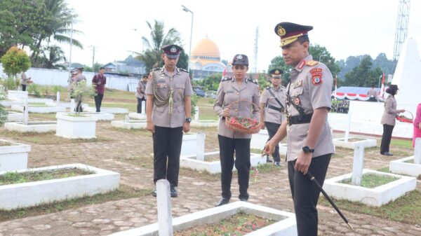 Kapolda Gatot Haribowo Pimpin Upacara Ziarah Rombongan di TMP Sorong Sambut Hari Bhayangkara ke-80