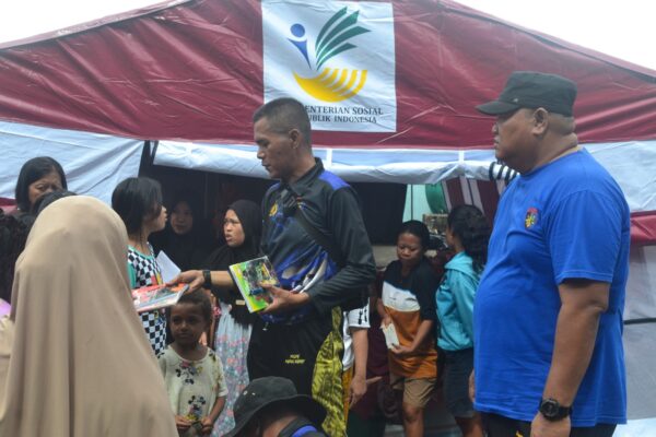 Ditpolairud Polda Papua Barat Daya Gelar Bhakti Sosial dan Gotong Royong Bantu Korban Kebakaran di Kota Sorong