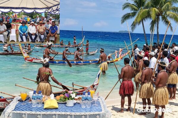 Bupati Markus Mansnembra Tegaskan Identitas Maritim Biak di Parade Wai Mansusu: “Jangan Lupakan Mambri”